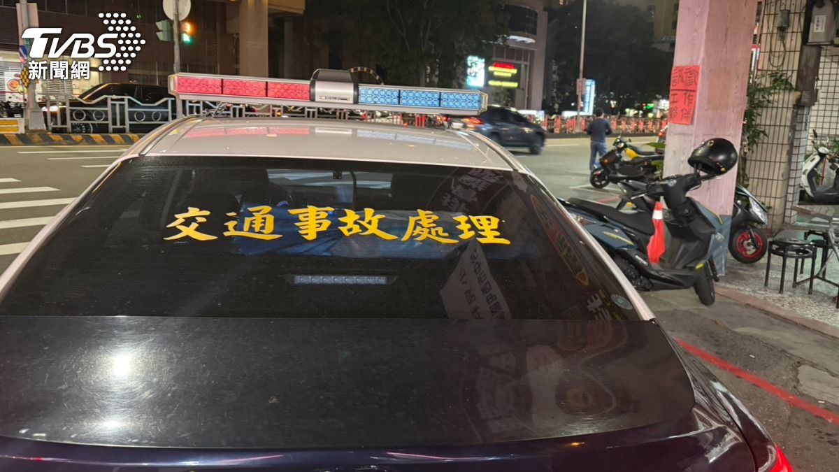 一名男子在車禍發生後骨頭外露、失去呼吸心跳。(圖/林冠丞攝)