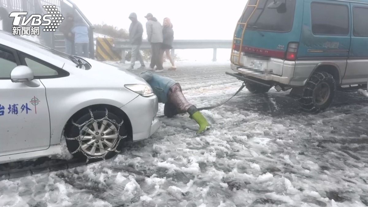 合歡山追雪熱!水晶宮路段易打滑求助拖車「一次2000起跳」。(圖/TVBS)