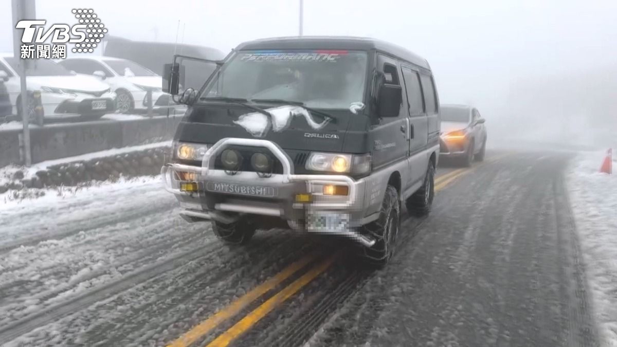 合歡山追雪熱!水晶宮路段易打滑求助拖車「一次2000起跳」。(圖/TVBS)