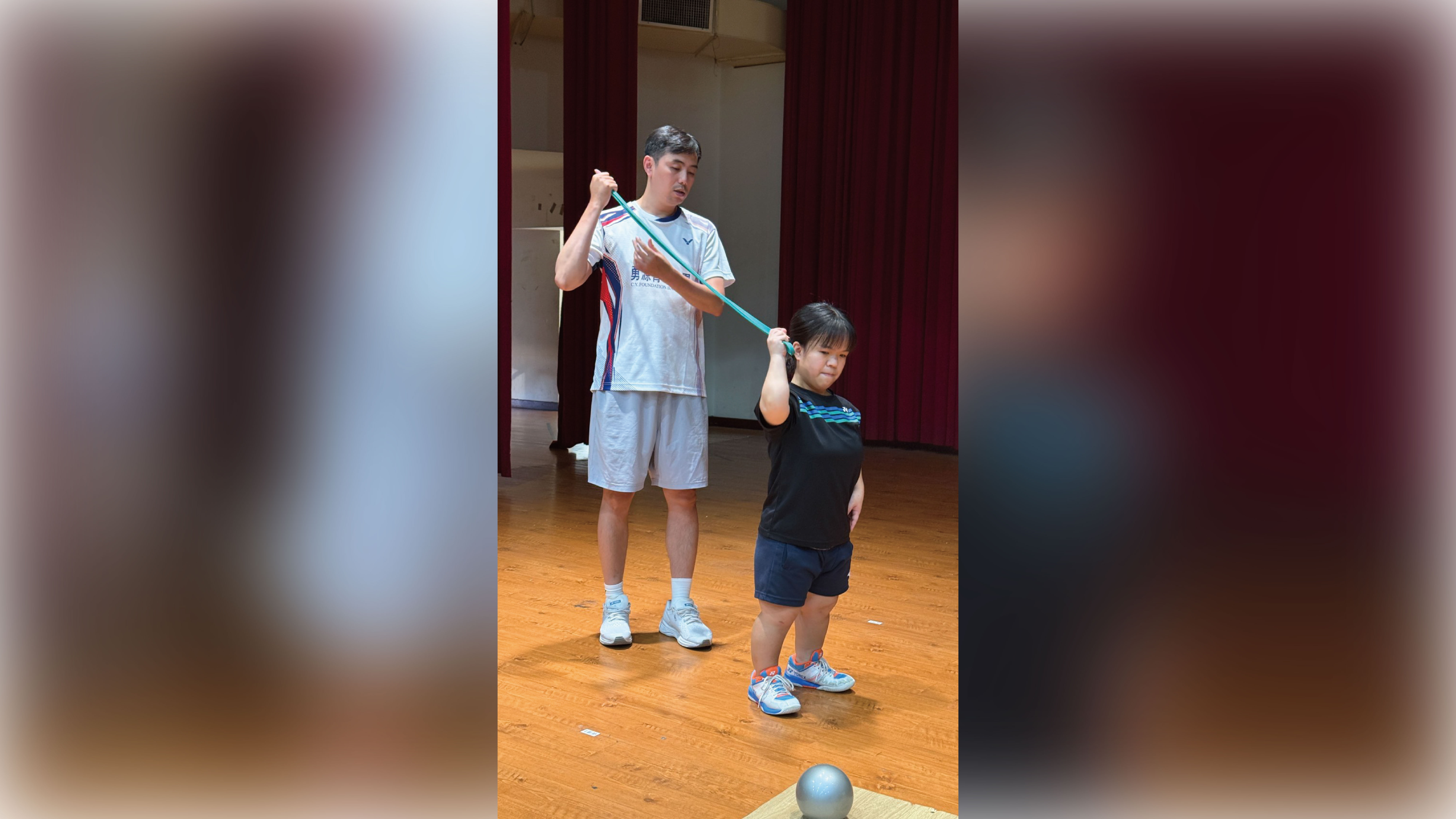 隨著運動科學的進步鄭竣逸將數據分析與國際賽事影片融入帕拉羽球訓練