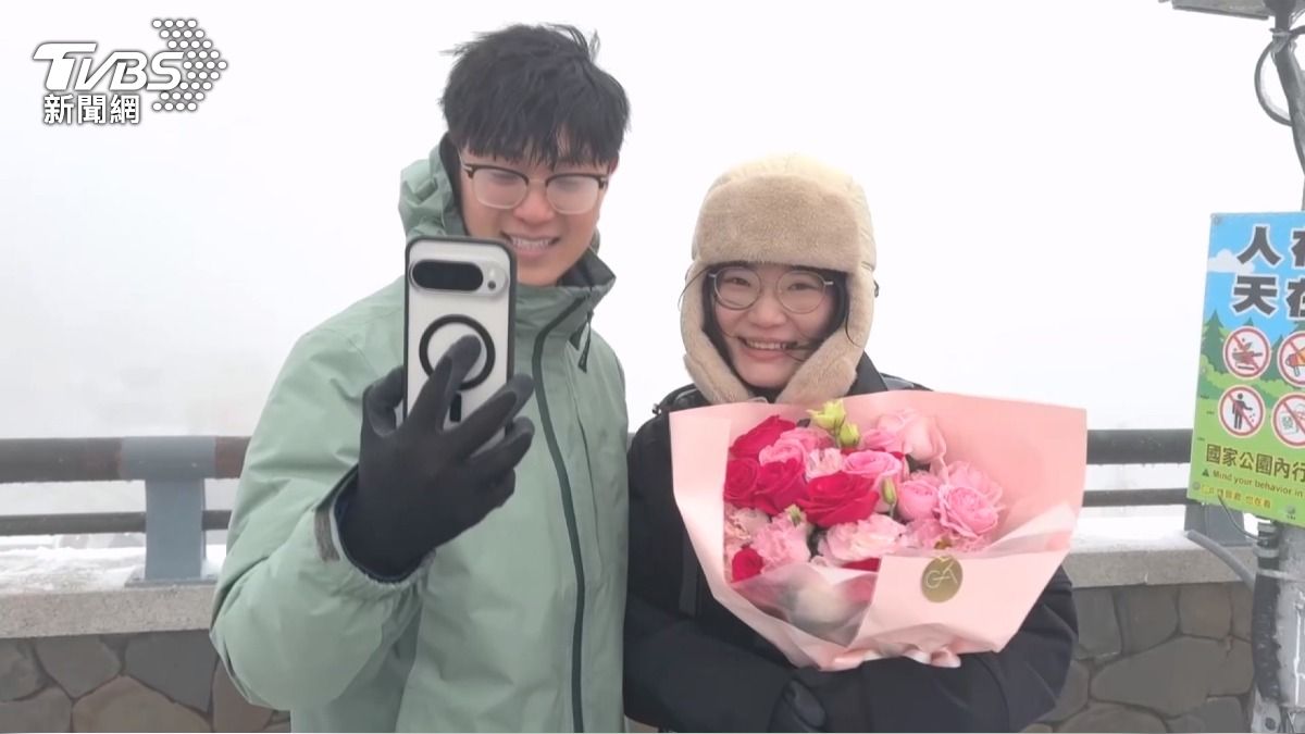 合歡山雪景吸睛 情侶求婚成功上武嶺追雪。(圖/TVBS)