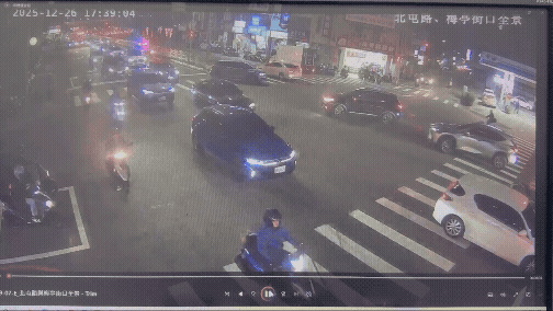 陳男開車於梅亭街迴轉往健行路方向,但他卻並未禮讓對向的沈女。(圖/TVBS)