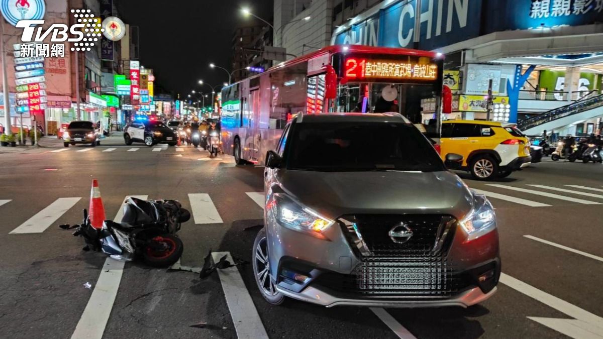 有片/台中親親戲院前車禍!迴轉不讓直行 5旬男骨頭外露無心跳