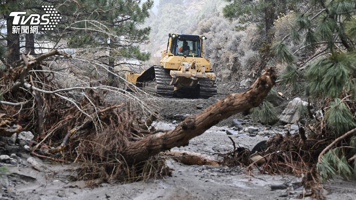 被稱為「鳳梨快車」的大氣河流襲捲加州地區，洪水災情頻傳。（圖／達志影像美聯社）