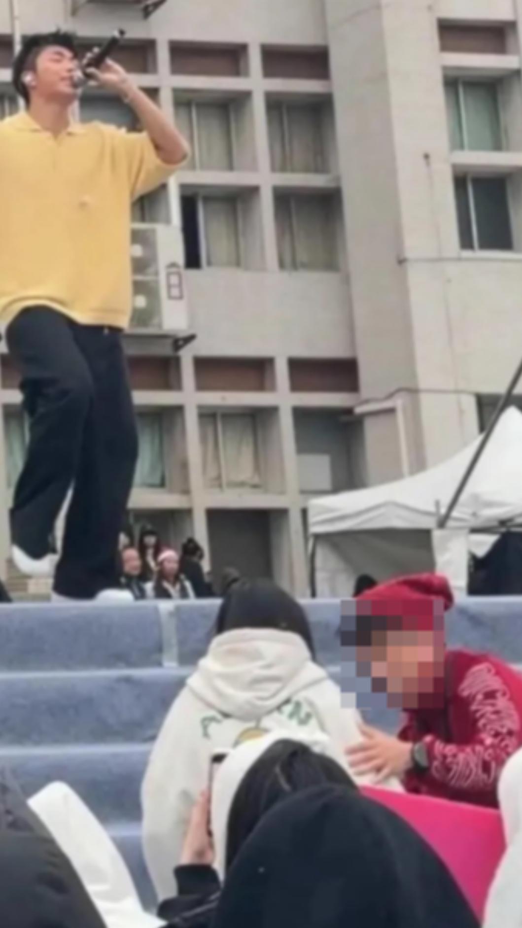 街舞老師把女學生帶到舞台前。(圖/翻攝自Threads)