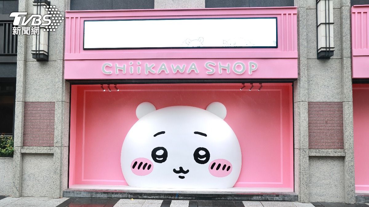 吉伊卡哇常設店外部打卡牆相當吸引路人目光。(圖/黃城碩攝)
