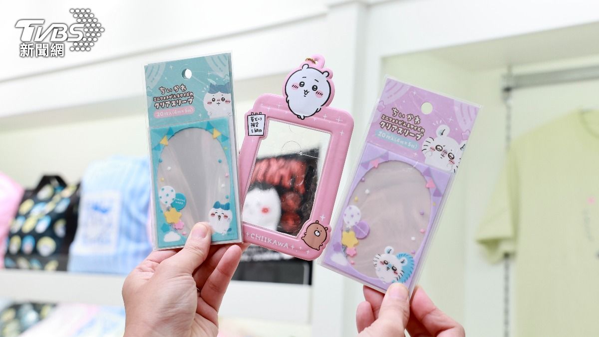 吉伊卡哇周邊還有小卡卡套等推活商品,可以在「隔壁」買完之後立刻來這邊找裝飾。(圖/黃城碩攝)