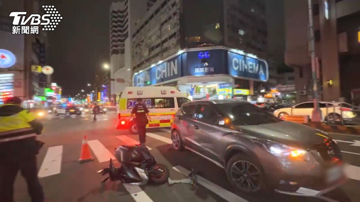 台中休旅車迴轉釀車禍!騎士「腳骨外露」命危 雲林貨車衝路邊。(圖/TVBS)