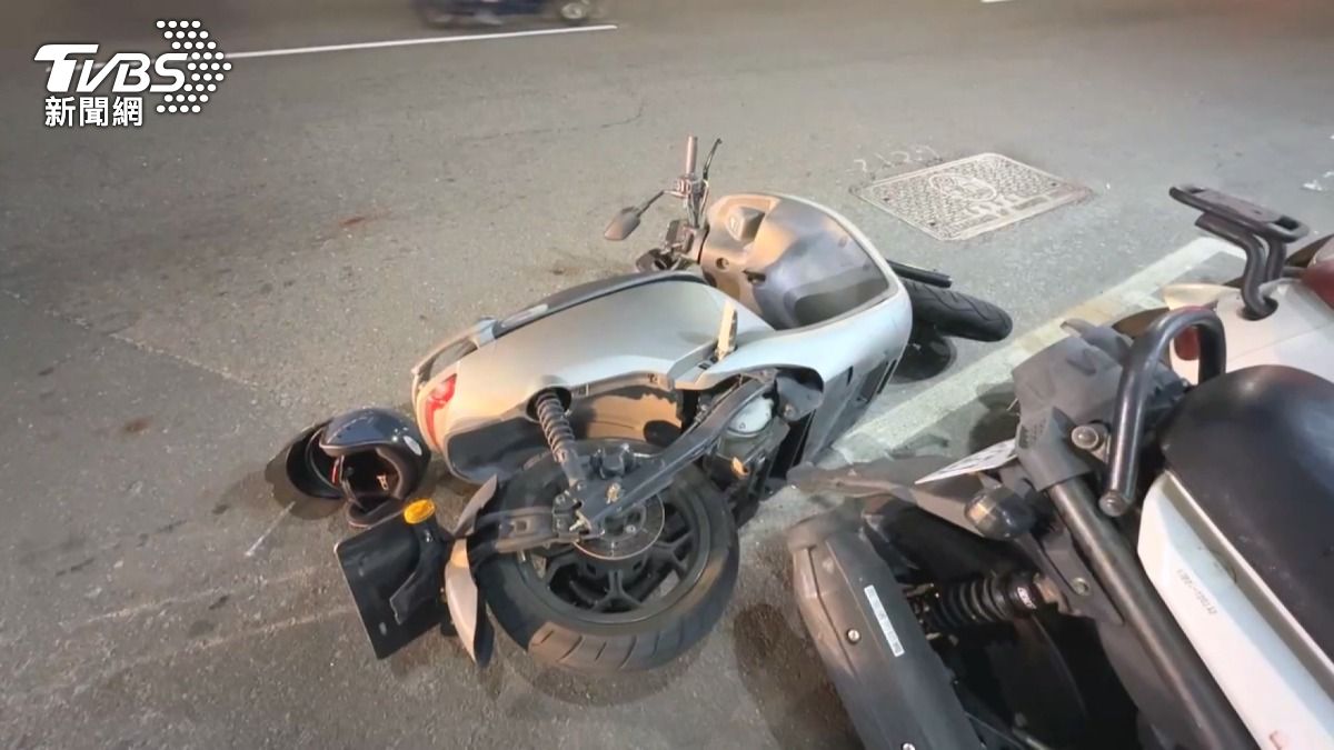 台中休旅車迴轉釀車禍!騎士「腳骨外露」命危 雲林貨車衝路邊。(圖/TVBS)