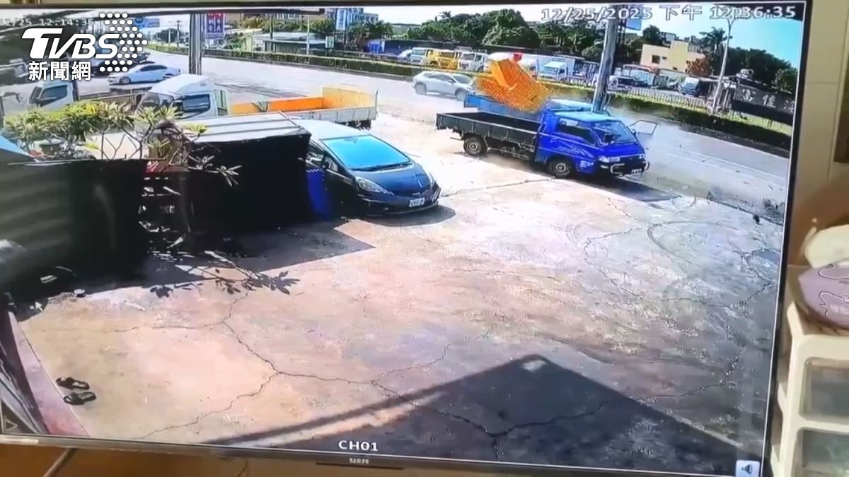 台中休旅車迴轉撞機車 雲林貨車衝路邊。(圖/TVBS)