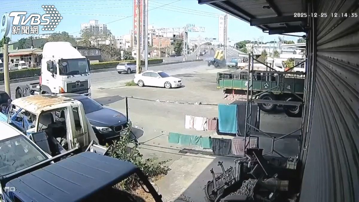 台中休旅車迴轉撞機車 雲林貨車衝路邊。(圖/TVBS)