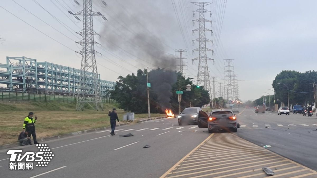 高雄騎士左轉衝撞直行車!機車噴飛起火 「燒成火球」畫面曝