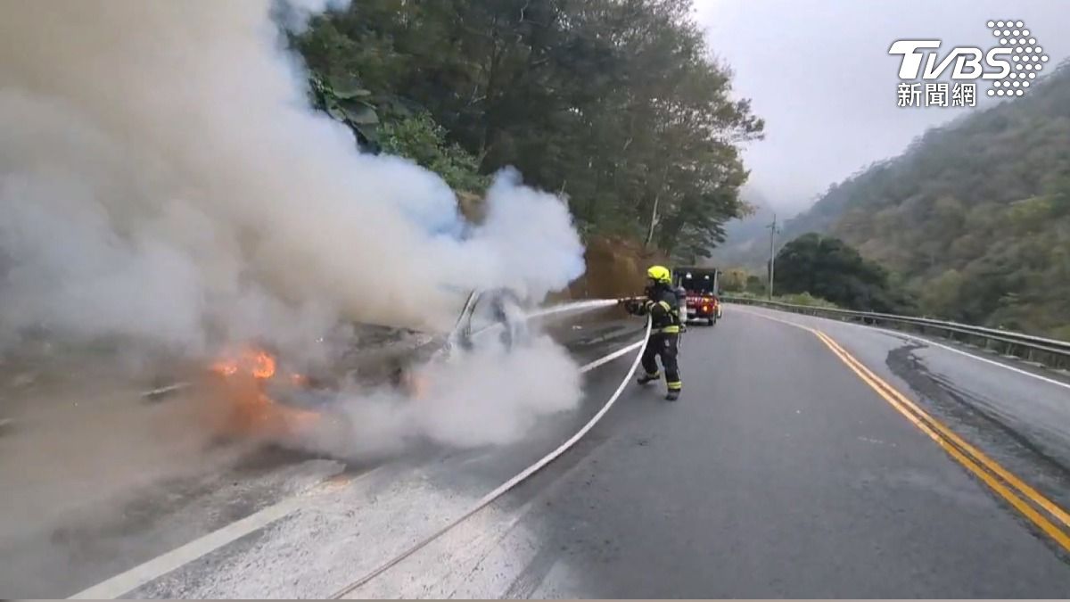 「油加滿」衝合歡山追雪變驚魂 車輛半路自燃燒成廢鐵 4人急逃生。(圖/TVBS)