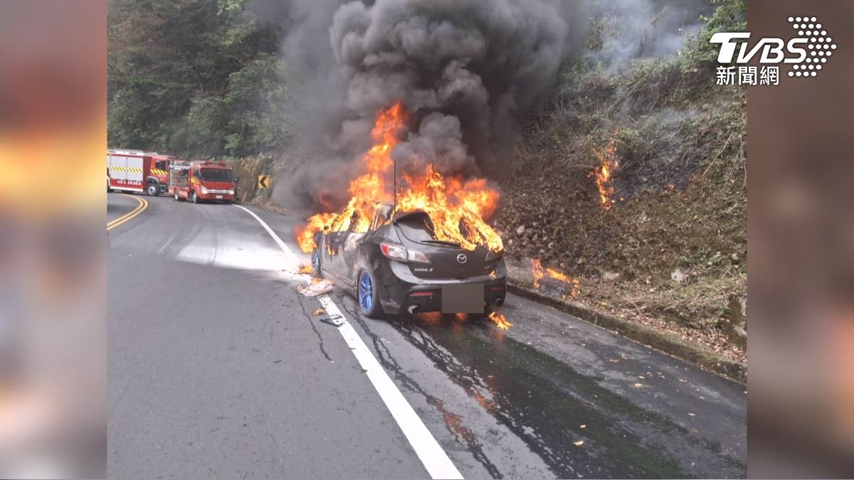 「油加滿」衝合歡山追雪變驚魂 車輛半路自燃燒成廢鐵 4人急逃生。(圖/TVBS)