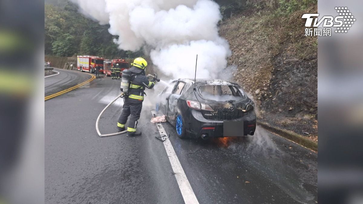 合歡山追雪驚魂 車突自燃4人急逃生。(圖/TVBS)