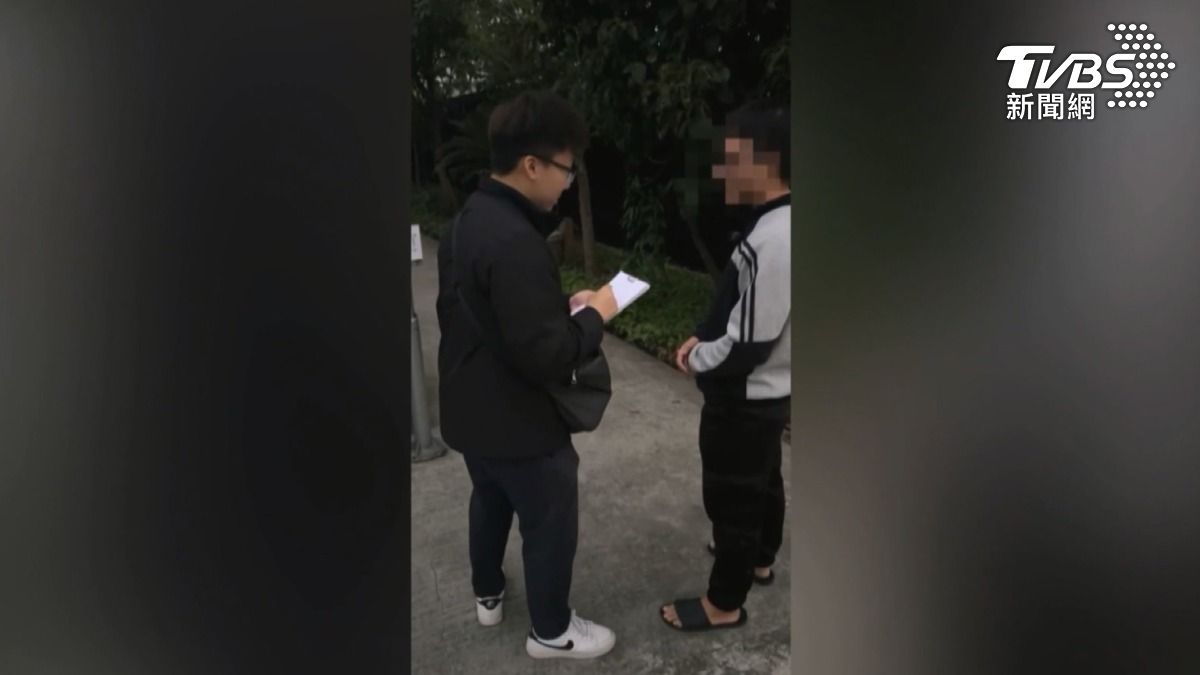 嘉義縣刑大抓到一名網友,揪人到中山誠品丟煙霧彈,被發現是屏東20歲的待業男子。(圖/TVBS)