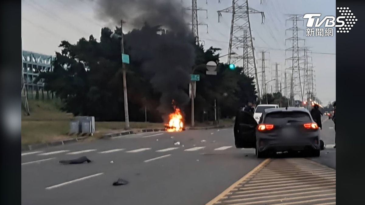 重機車與一輛自小客車相撞並引發火災。（圖／TVBS）