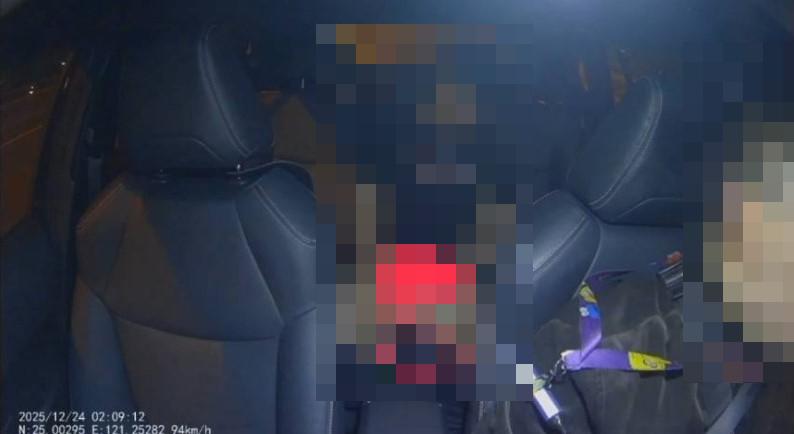 男子直接在車內尿尿。(圖/翻攝自爆料公社)