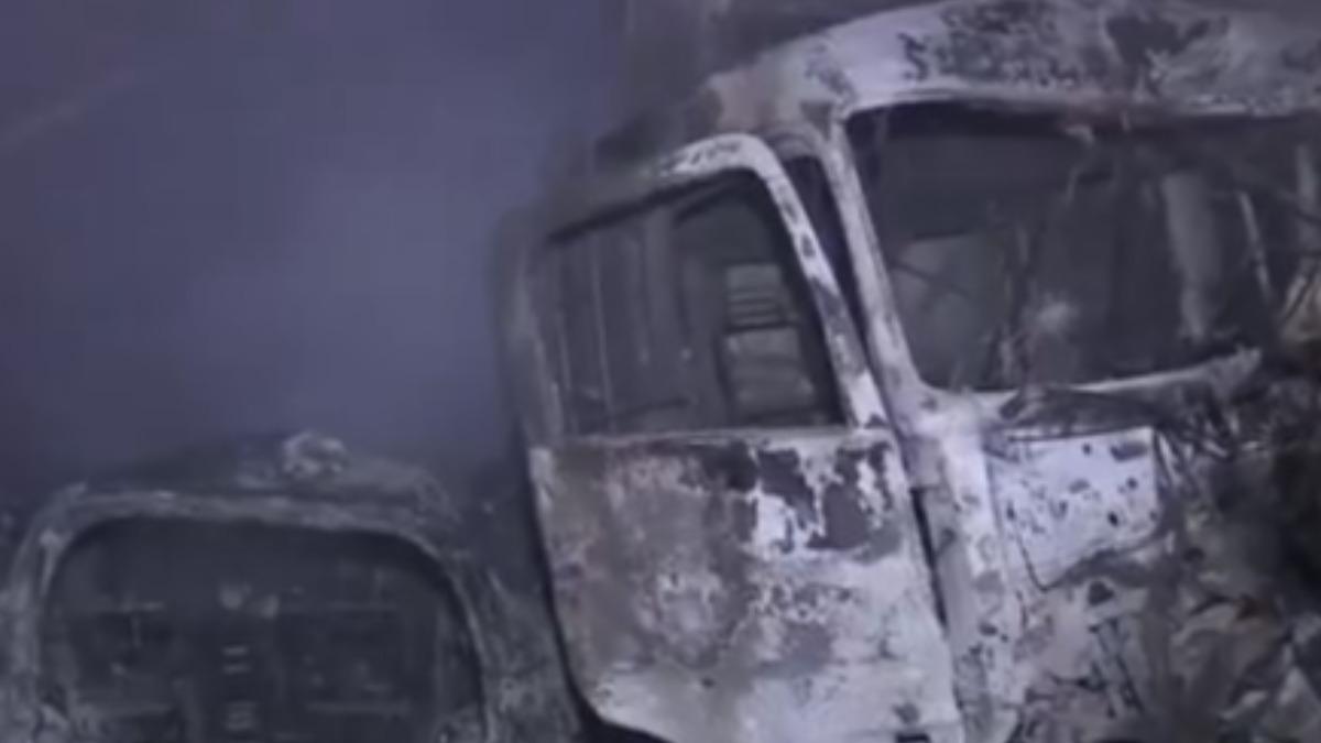 警方表示,現場至少 10 輛汽車起火燃燒,還不時傳出爆炸聲。(圖/翻攝 TBS News)