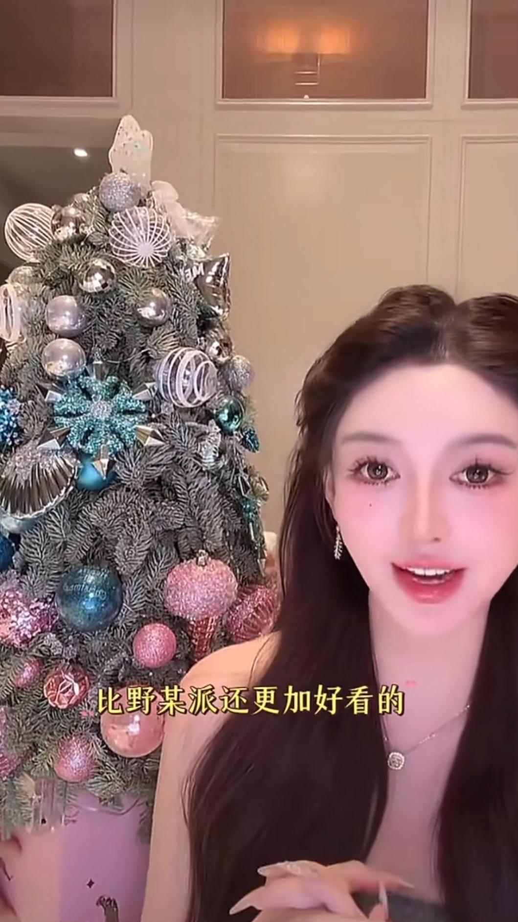葉珂在直播中盛裝打扮，還將一整棵聖誕樹搬到鏡頭前仔細地介紹。（圖／翻攝自微博）