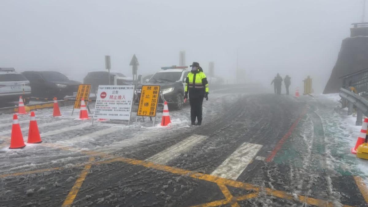 警察小姐姐合歡山武嶺「雪中交管」 網友心疼:怕她結凍