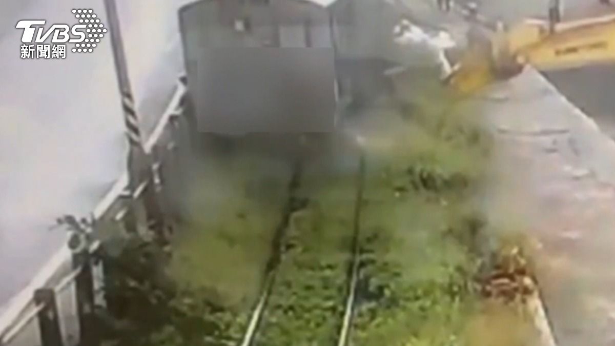 花蓮舊臨港線貨物列車出軌 猛撞「怪手鏟斗」橫掃柵欄