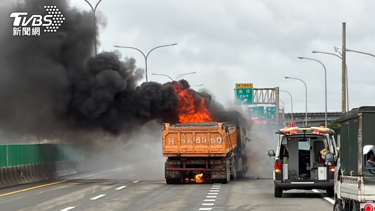 黑煙不斷自砂石車竄出。（圖／TVBS）