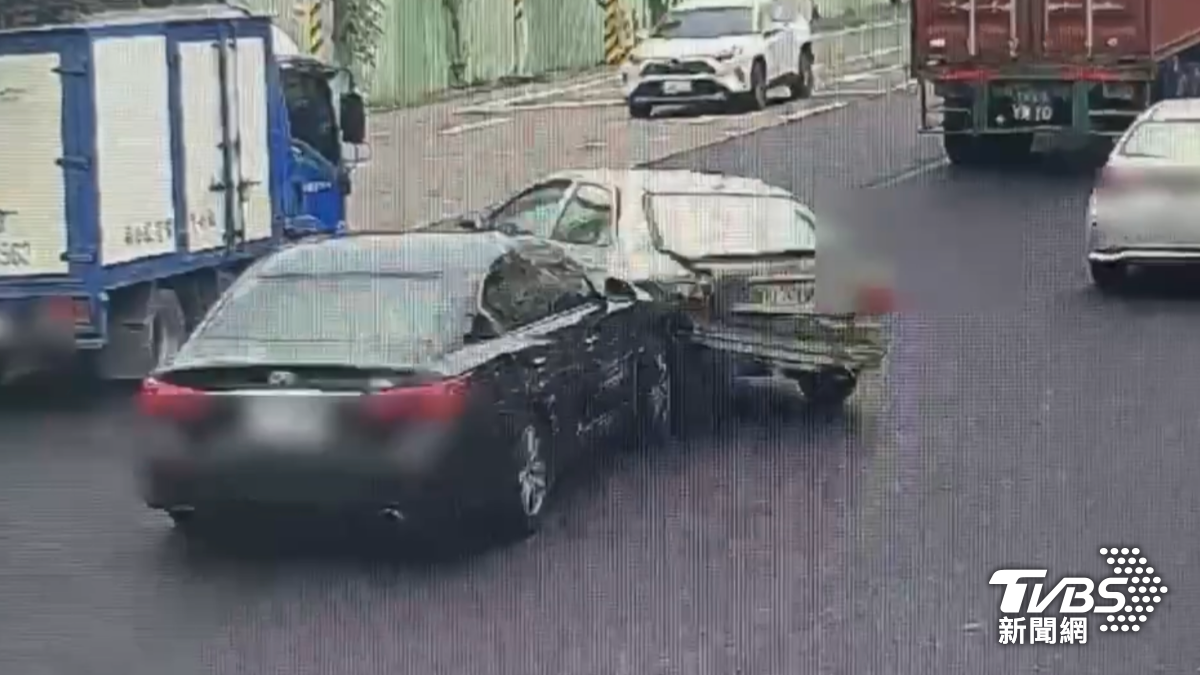 高雄債主為20萬撞爛欠債男轎車 變廢鐵不放過一路狂追