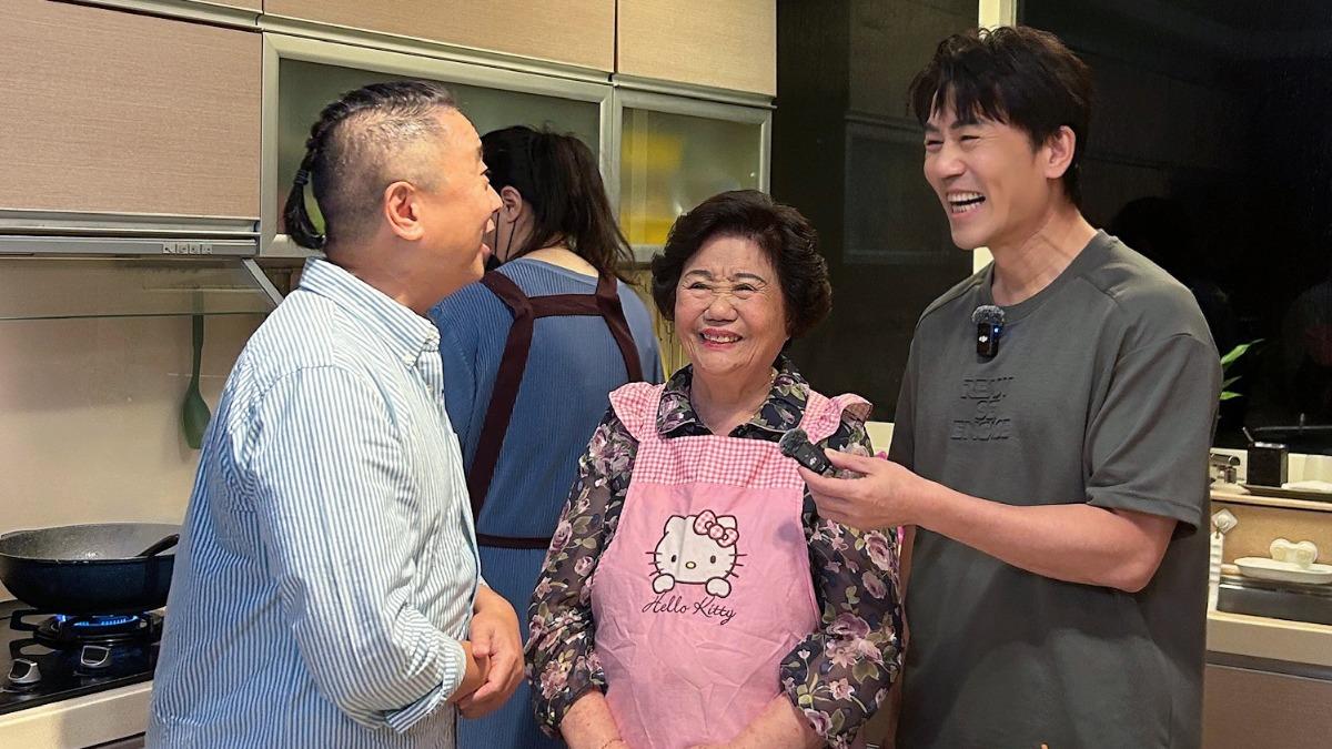 羅時豐(右起)出動媽媽為邰智源準備一桌好菜。(圖/大牛比較攬提供)