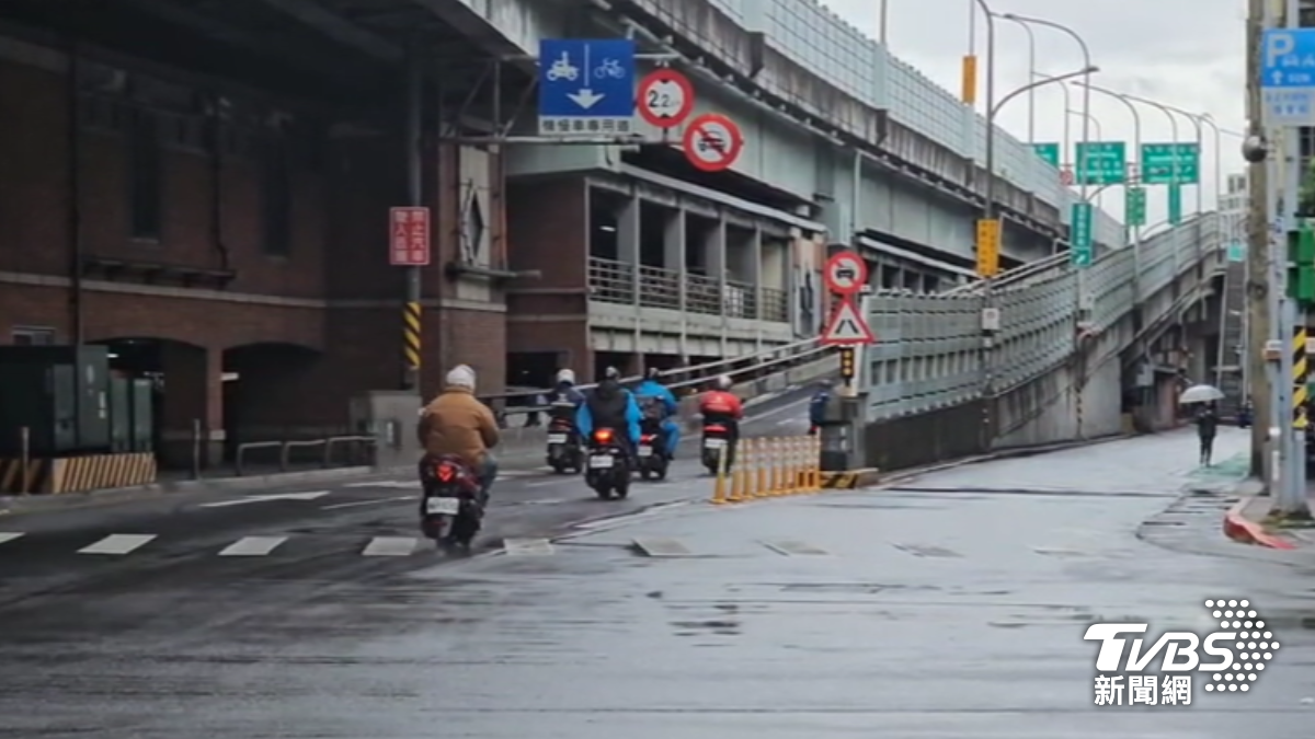 駕駛釀摔竟開上台北橋機車道。（圖／TVBS）