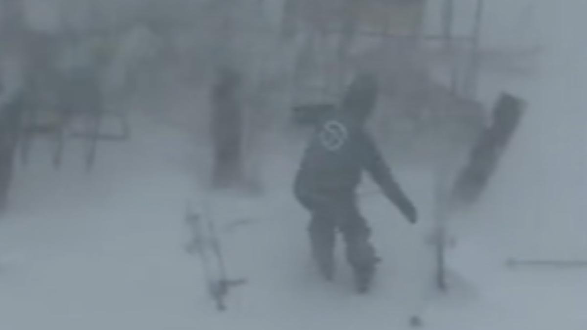 26日北海道下起暴風雪，在二世谷的滑雪場有不少教練、滑雪客冒著風雪要固定好滑雪板。（圖／IG:@carriejapan授權）