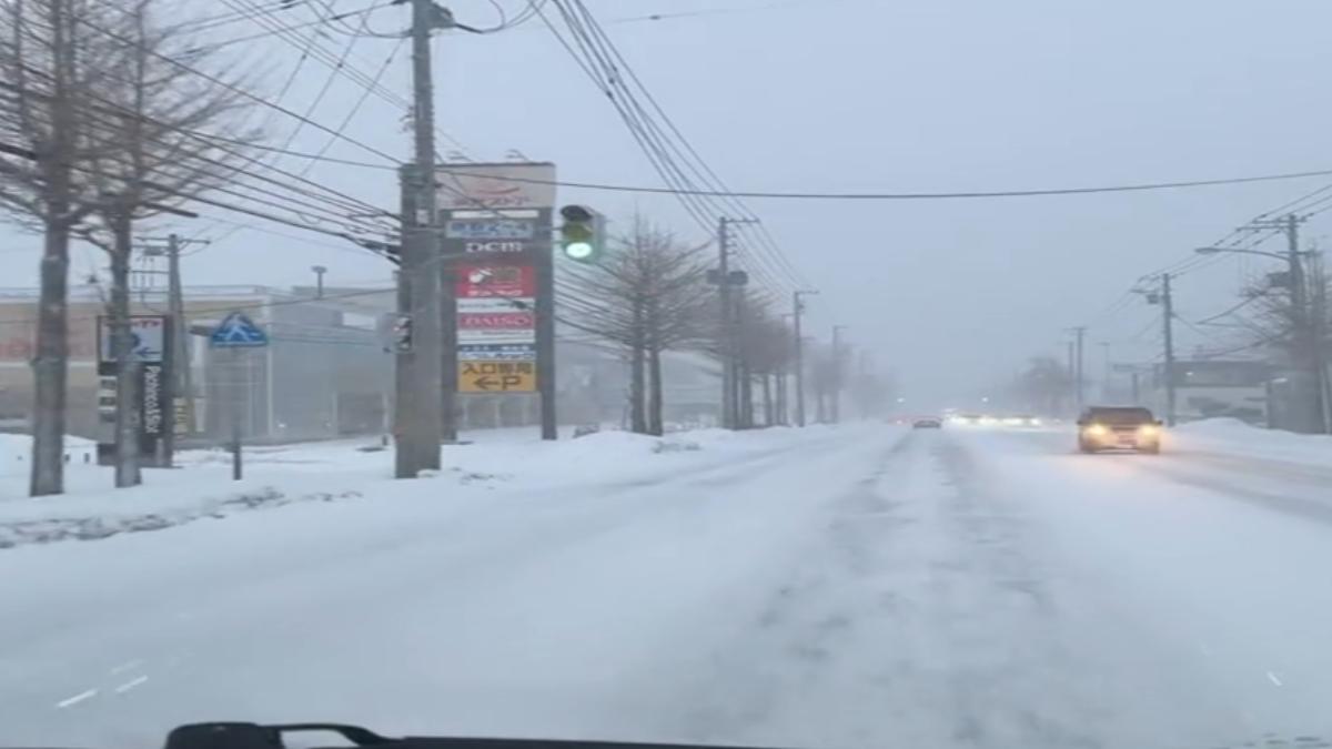 26日北海道降下暴風雪，路上汽車都開得較慢。（圖／小廖的北海道生活授權）