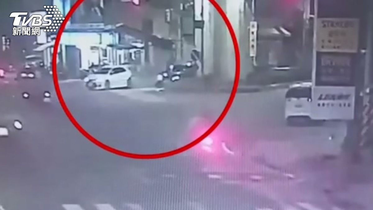大寮另一起車禍,銀色轎車高速追撞前方停等紅燈的白色自小客車,先倒退嚕隨後加速烙跑。(圖/TVBS)