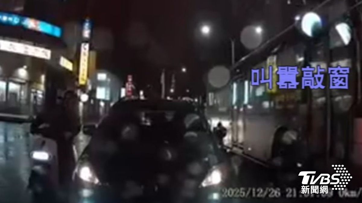 行車糾紛,騎士怒捶車窗爆衝突。(圖/TVBS)