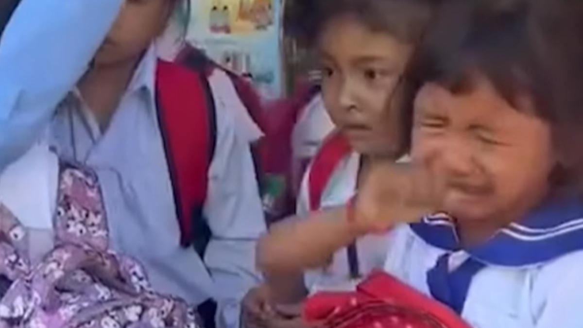 泰國戰機在柬埔寨邊境投下炸彈,小學生看到嚇哭。(圖/翻攝YT 柬中時報)