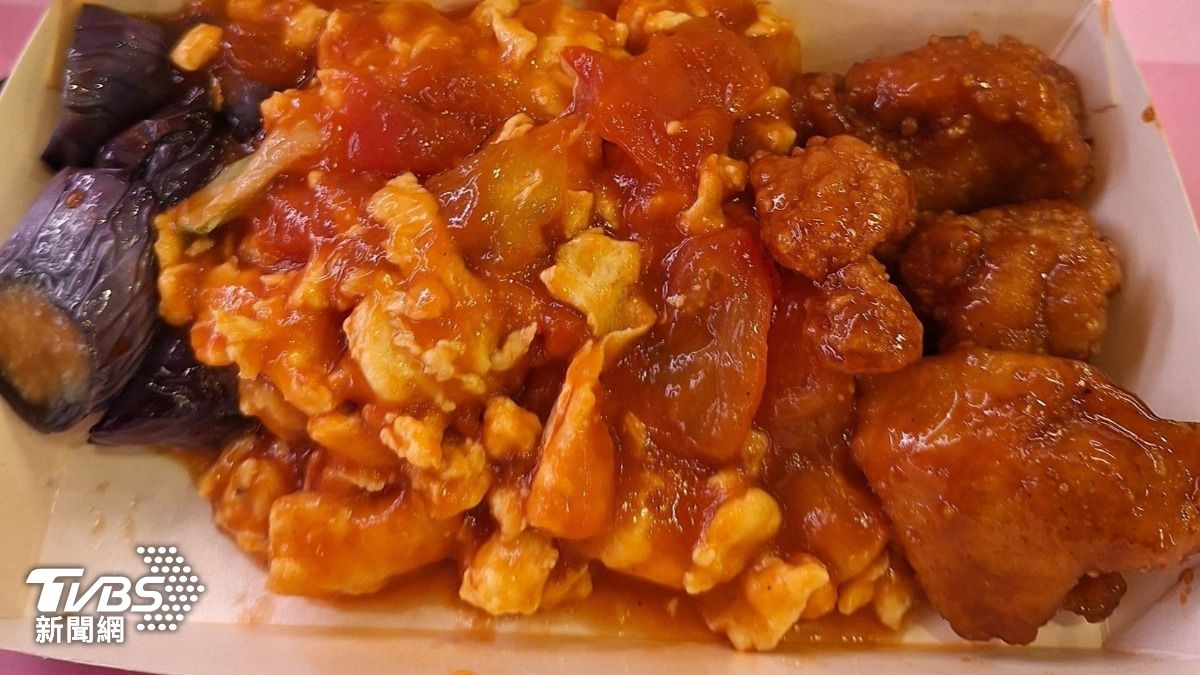 網友表示到自助餐買3樣菜，價格驚人。（圖／翻攝爆料公社）