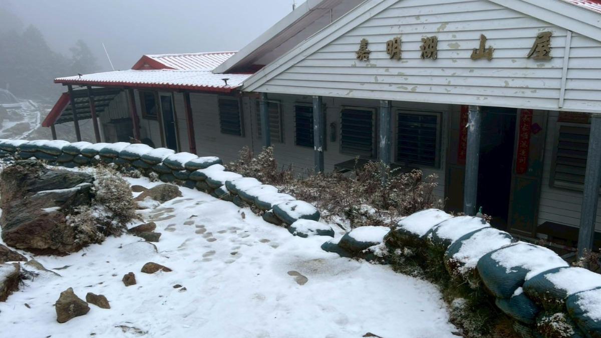 嘉明湖被白雪覆蓋。(圖/林業署提供)