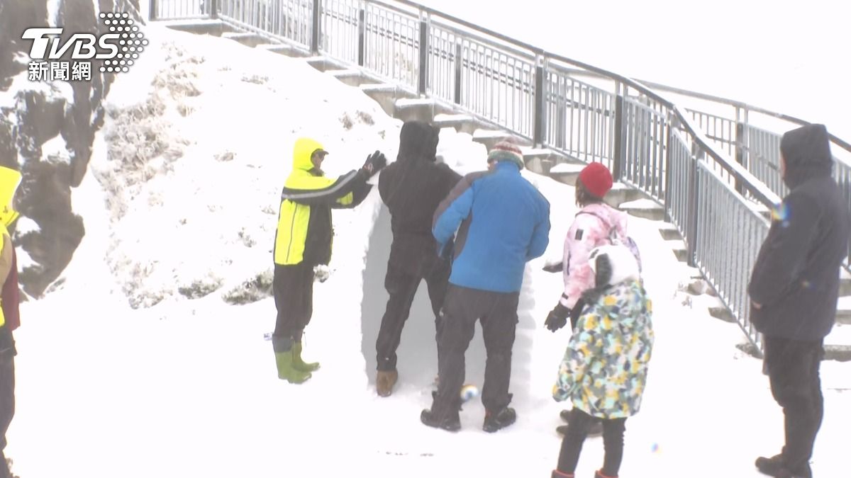 在武嶺雪量大到遊客能夠蓋出一個小雪屋，這個臨時的雪地建築立刻成為熱門的拍照景點。(圖／TVBS)