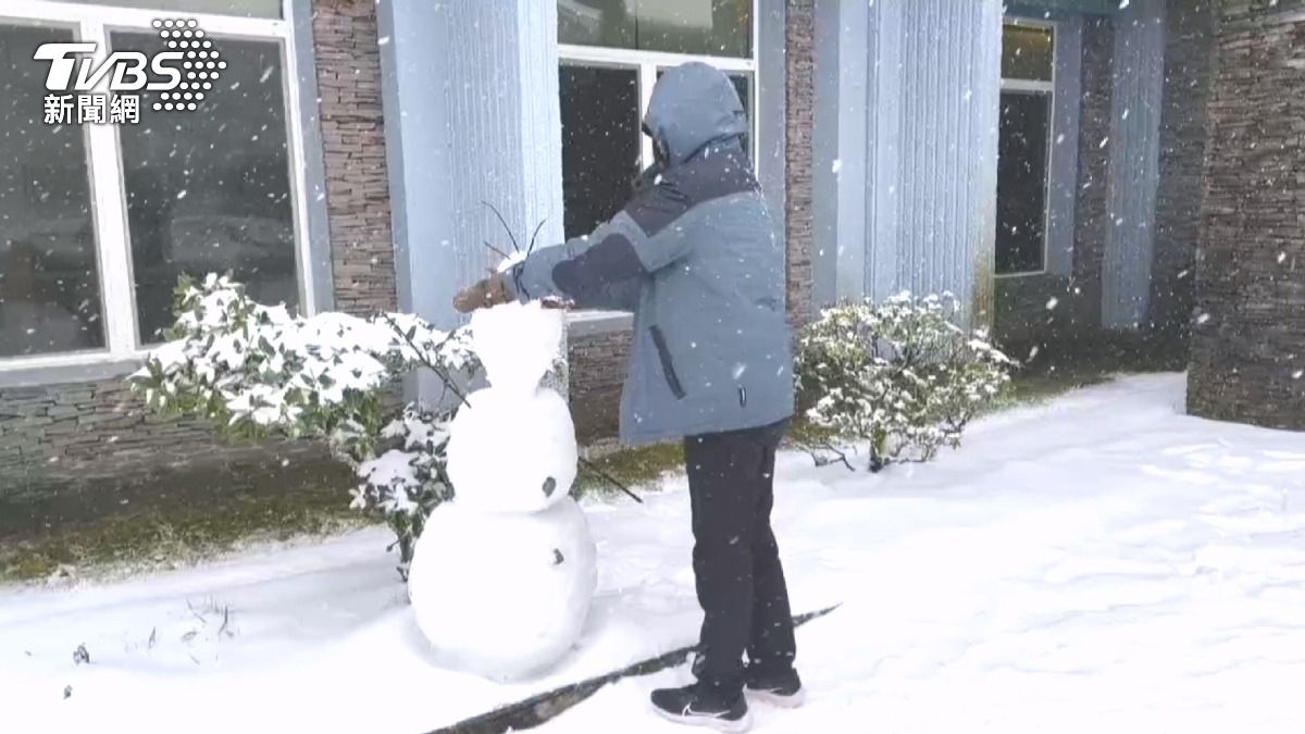 厚厚的白雪讓人們可以堆出大小雪人，歡笑聲在雪地中迴盪。(圖／畫面提供南投林保署)