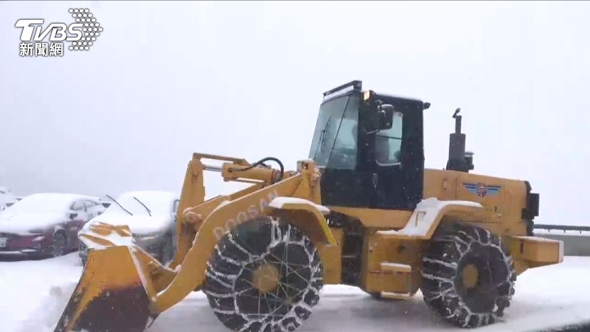 鏟雪車已經出動清理道路，這些「雪地小火車」。(圖／TVBS)