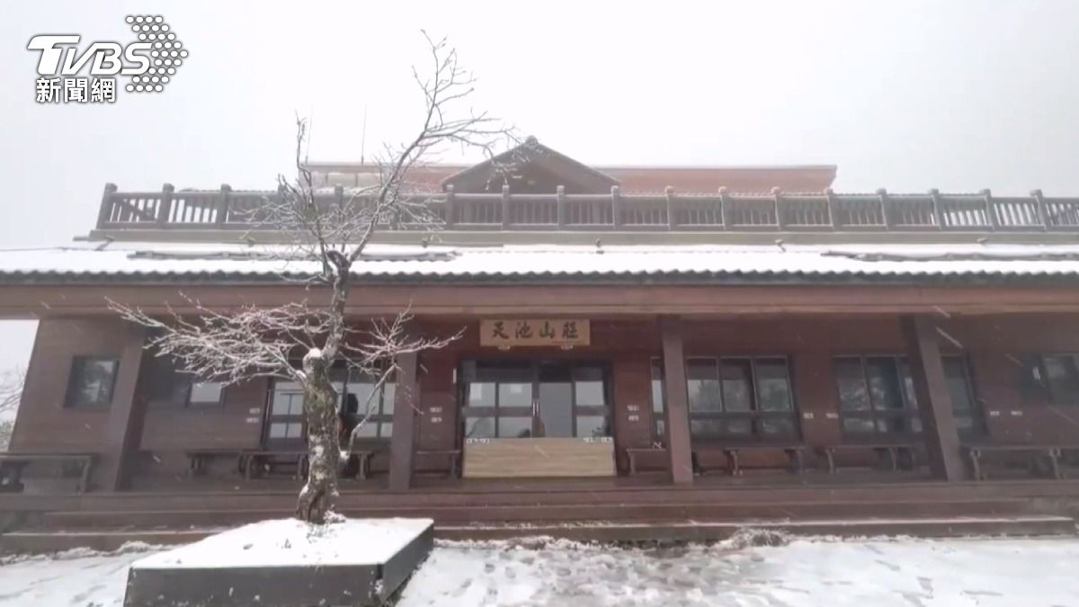 武嶺被白雪完全覆蓋，降雪範圍還向下延伸至海拔2800公尺的天池山莊。(圖／畫面提供雪管處)