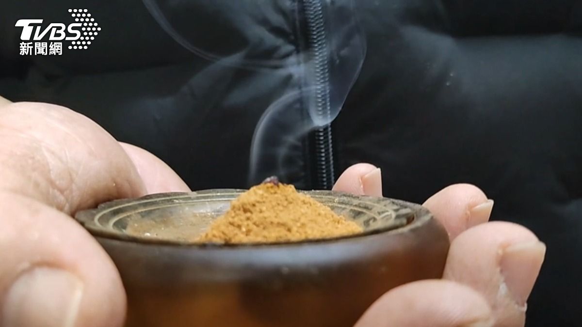 香爐薰香時不要加蓋,「因為它上面會卡一層油,這著卡在上面的油重複加熱,其實是非常不健康」。(圖/TVBS)