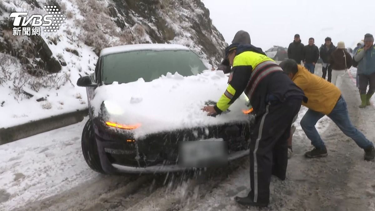 合歡山降雪追雪車潮!未加雪鏈擦撞,賓士撞護欄特斯拉卡溝。(圖/TVBS)