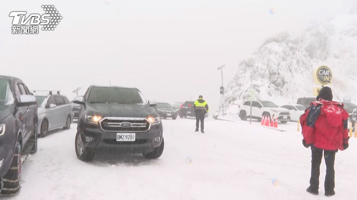在等待事故排除的同時,不少民眾直接下車玩雪。(圖/TVBS)