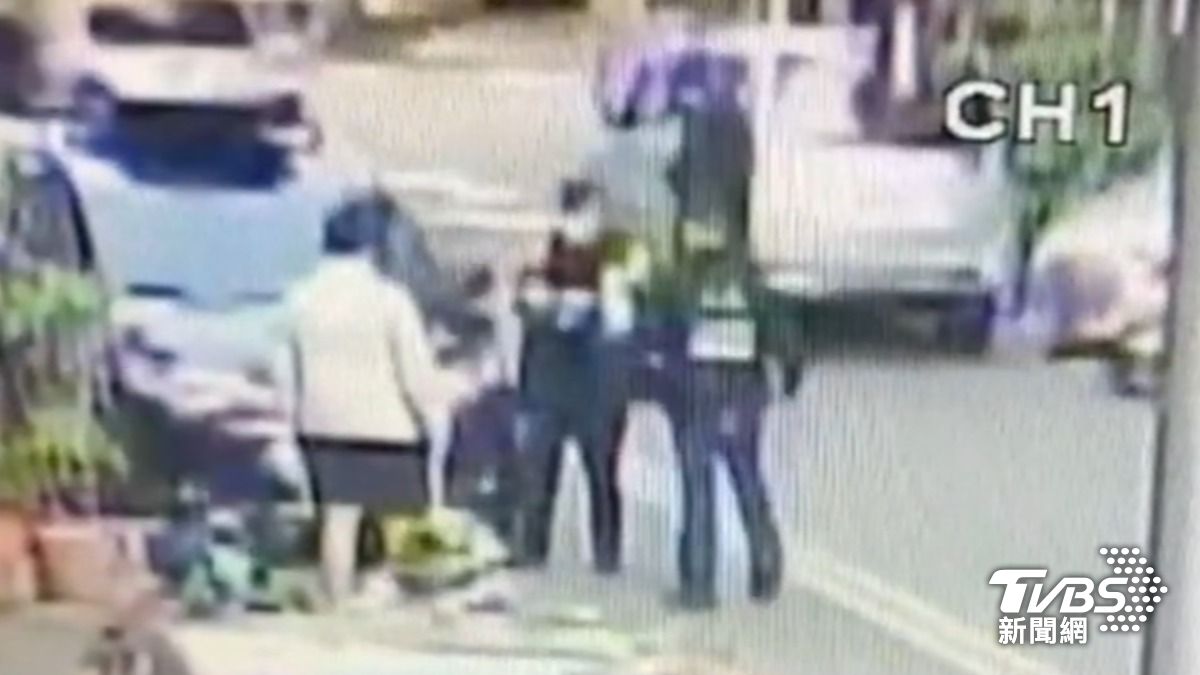員警開單(圖/TVBS資料畫面)