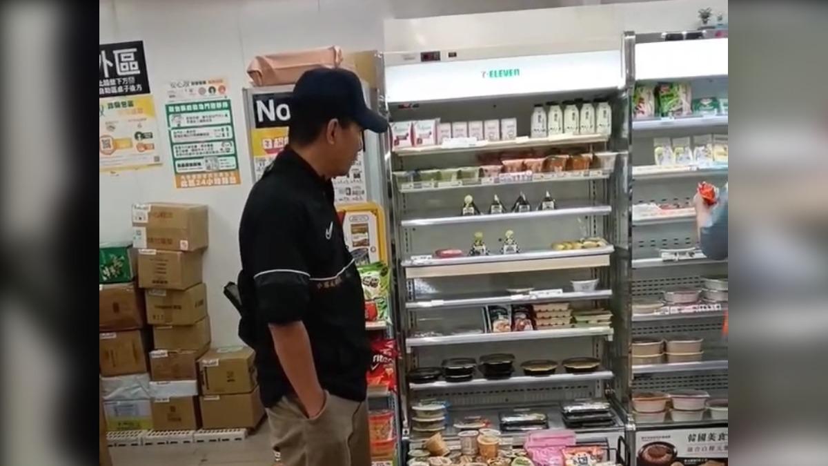 高雄一名男子疑似不滿店員態度,當場發飆,還自稱自己是退休刑警,但遭警方打臉,根本不認識他。(圖/翻攝:社會事新聞影音)