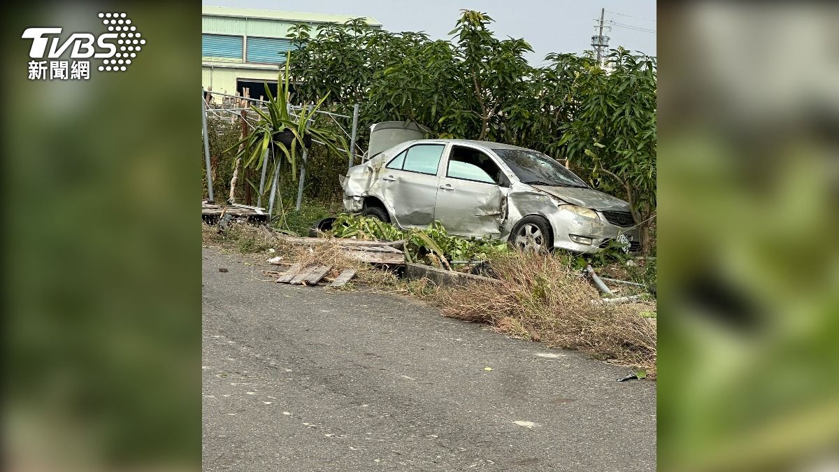 欠債的銀色轎車，沿路遭撞及、逼車後，衝進果園棄車落跑。（圖／TVBS）