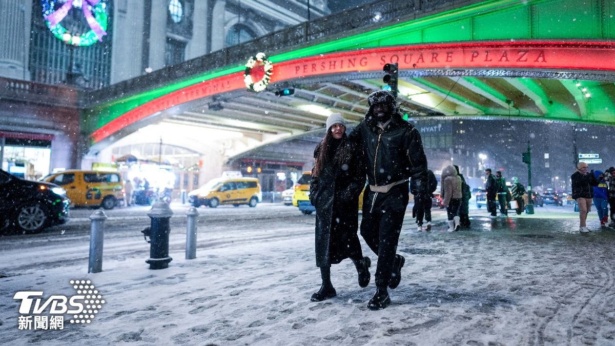 冬季風暴席捲美國東北部,紐約市白雪紛飛。(圖/達志影像路透社)