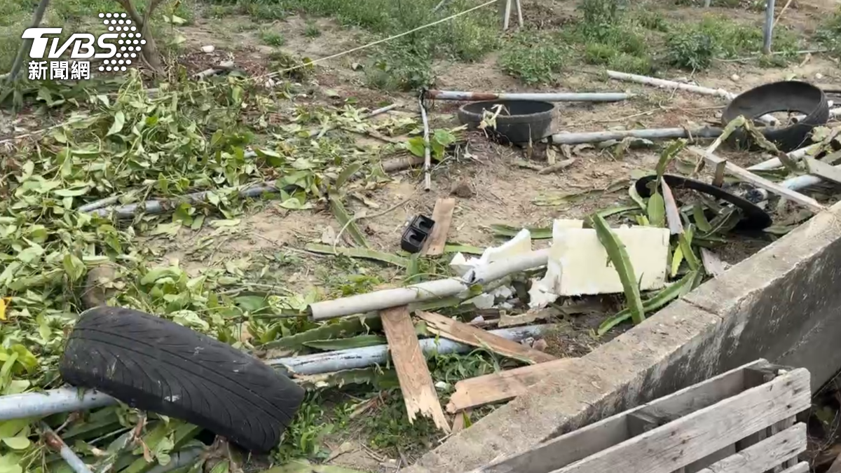 輪胎爆胎、零件四散，駕駛棄車後躲在鐵工廠，仍被警方逮獲。(圖／TVBS）