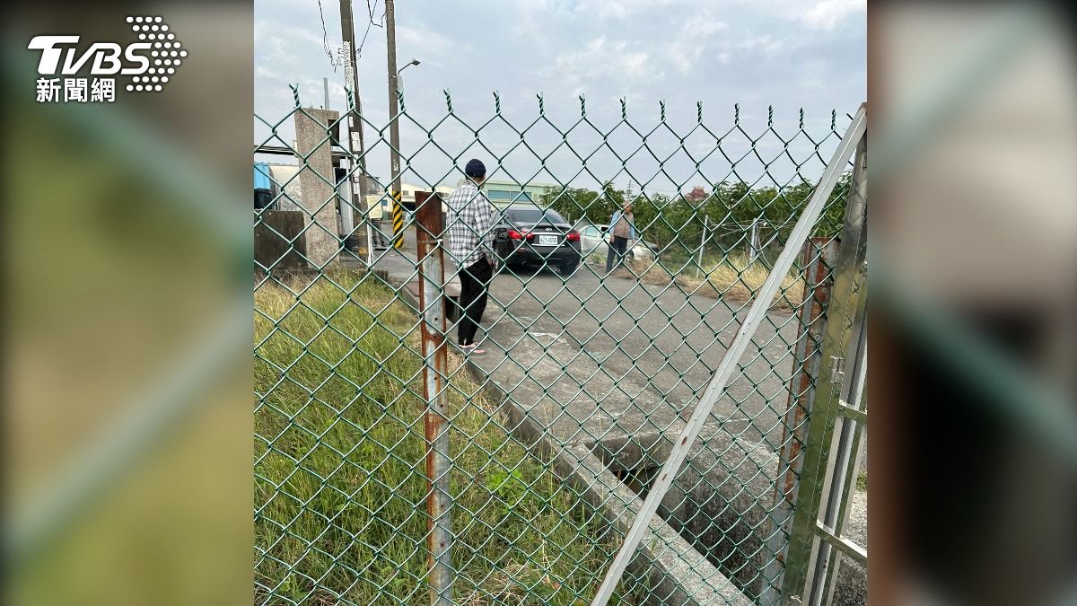 在路竹交流道附近道路追逐，研判兩輛車涉及闖紅燈、逆向、危險駕駛等，可開罰近10萬。（圖／TVBS）